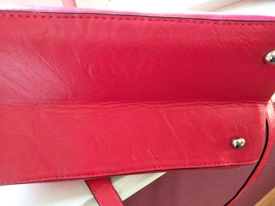 Efektowna torebka damska w kolorze malinowej czerwieni