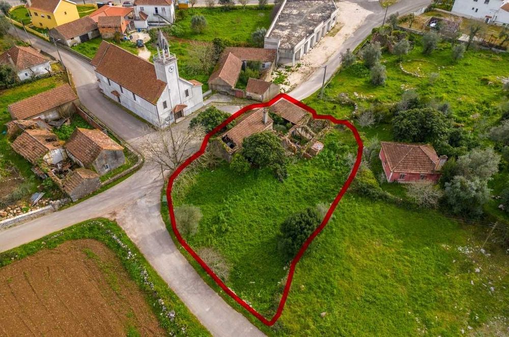 Casa em pedra para recuperar. Terreno plano no centro da aldeia