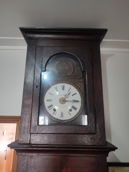 Relógio de pé com pêndulo antigo