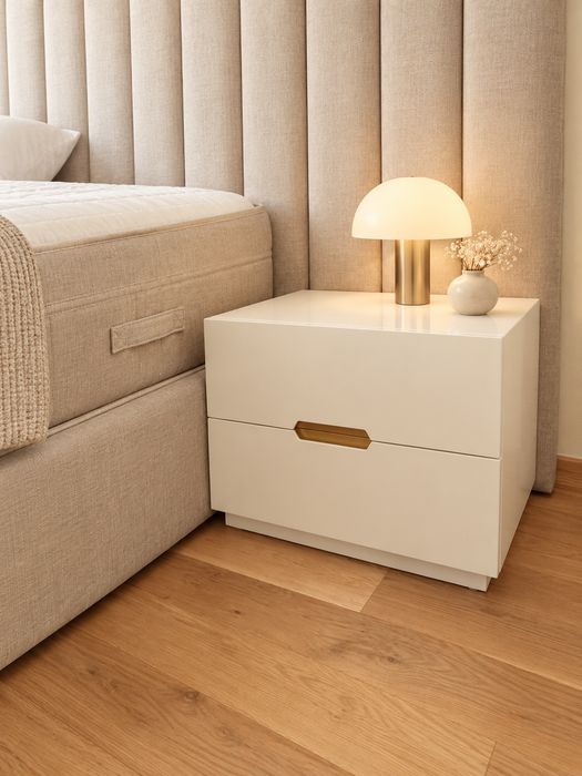 Cama Casal Estofada + 2 Mesas Cabeceira Lacado Branco Mate e Dourado