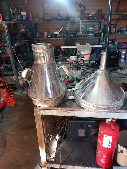 Funil e cântaro antigos