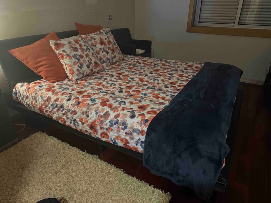 Cama casal revestida a couro natural com mesinha apoio oferta