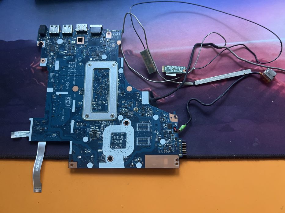 Продам Материнская плата HP 250 G6 15-BS (LA-E811P) в сборе со шлейфами