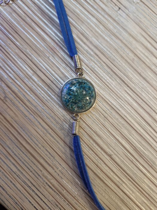 Bransoletka z kwiatem zatopionym w żywicy