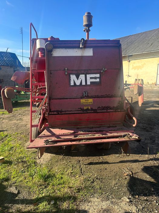 Зернозбиральний комбайн Massey Ferguson 440.