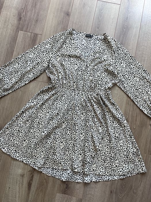 Kopertowa rozkloszowana sukienka zwierzęcy print 44