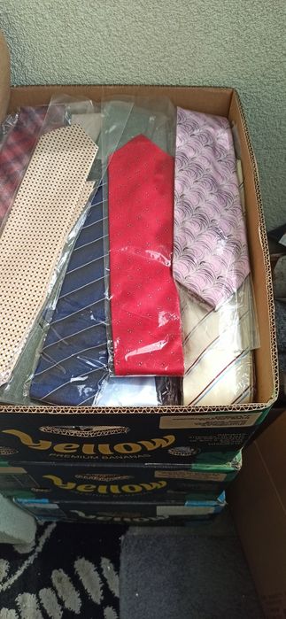 Sprzedam 180 szt. krawaty nowe.