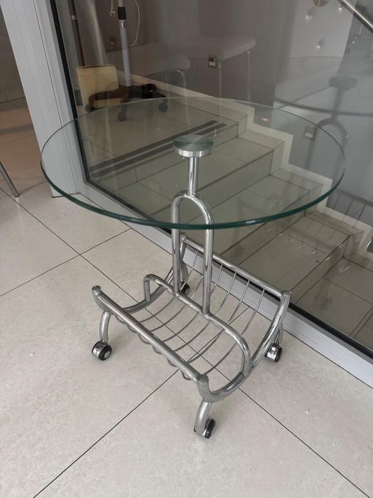 Szklany stolik na kółkach