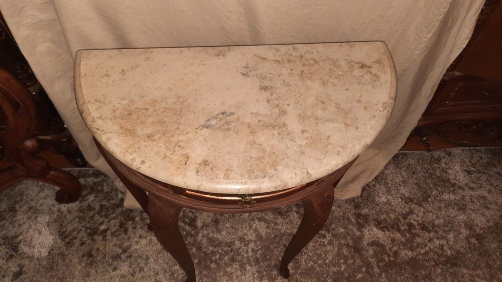 Столик з мрамором