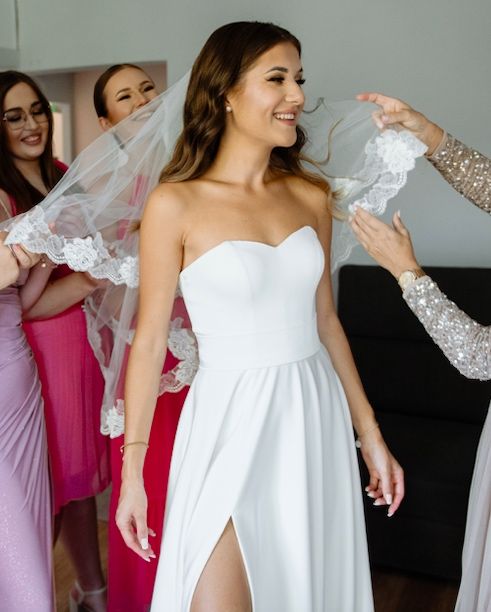 Klasyczna i elegancka suknia ślubna lara amylove