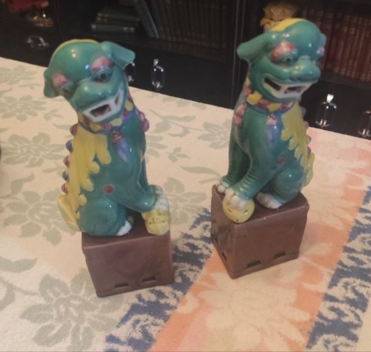 Par de figuras caes de foo