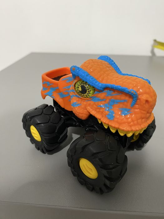 Monster truck samochód dino