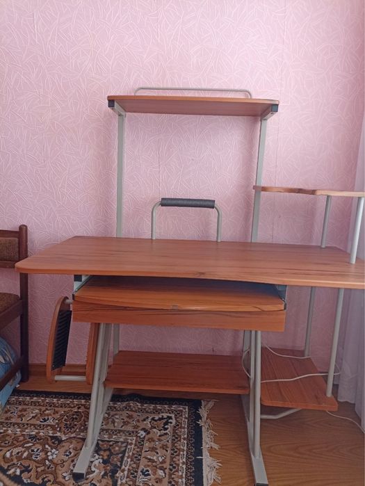 Компʼютерний стіл