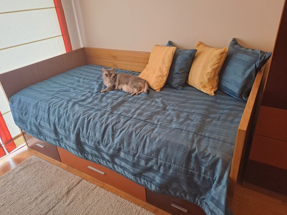 Cama individual grande com cama extra e gavetas