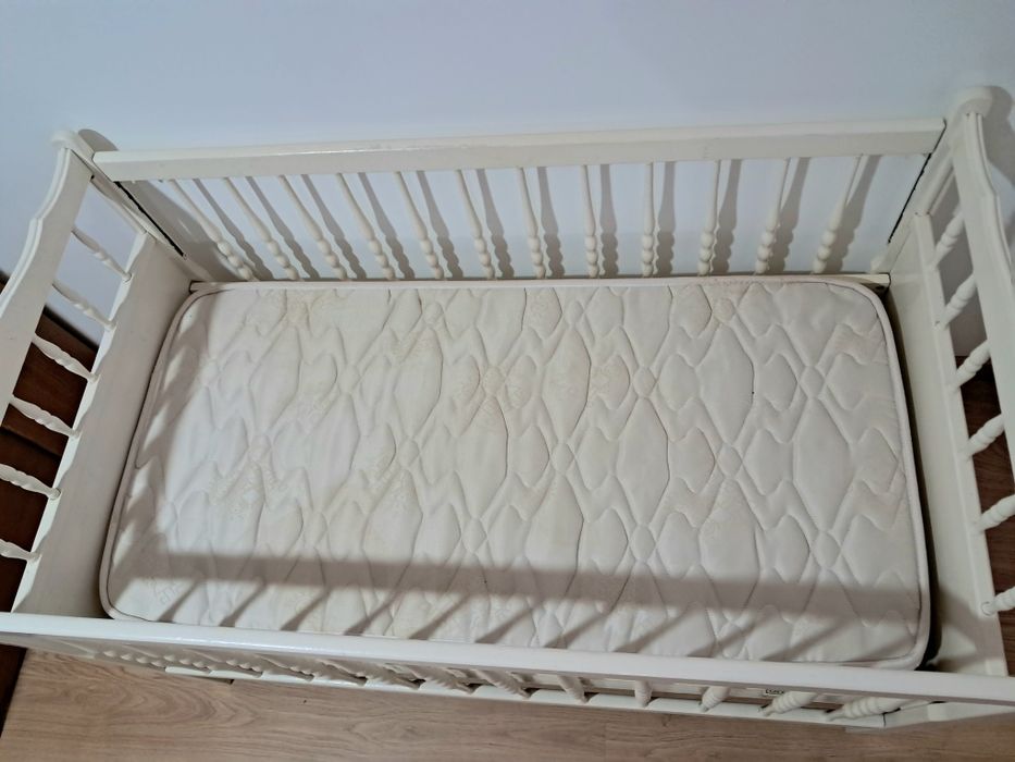 Berço de bebé com colchão semi novo