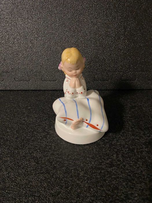 Menina a rezar - Royal Dux - BOHEMIA