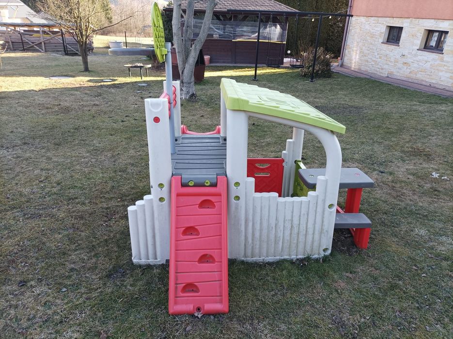 Domek Smoby ze zjeżdżalnią