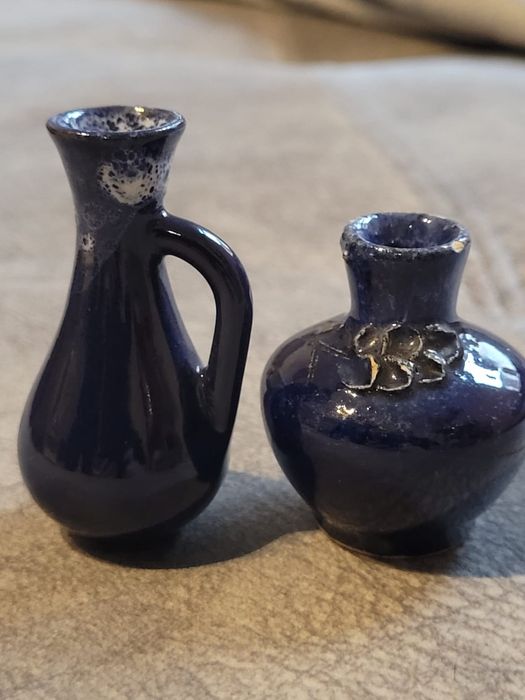 Miniaturowy dzbanek i amfora figurki