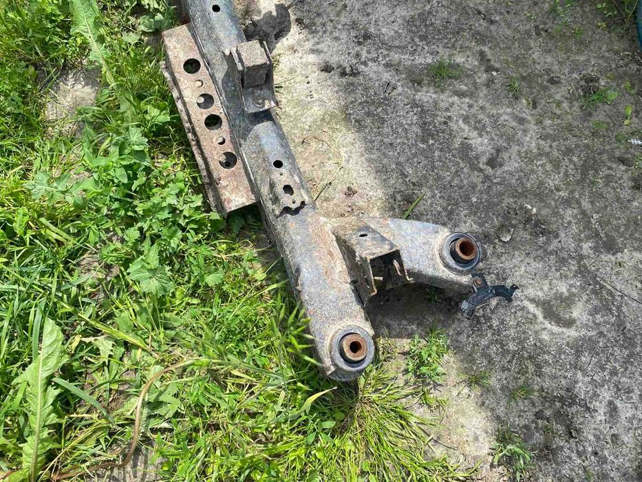 Задня балка задній підрамник Тойота Авенсіс т25