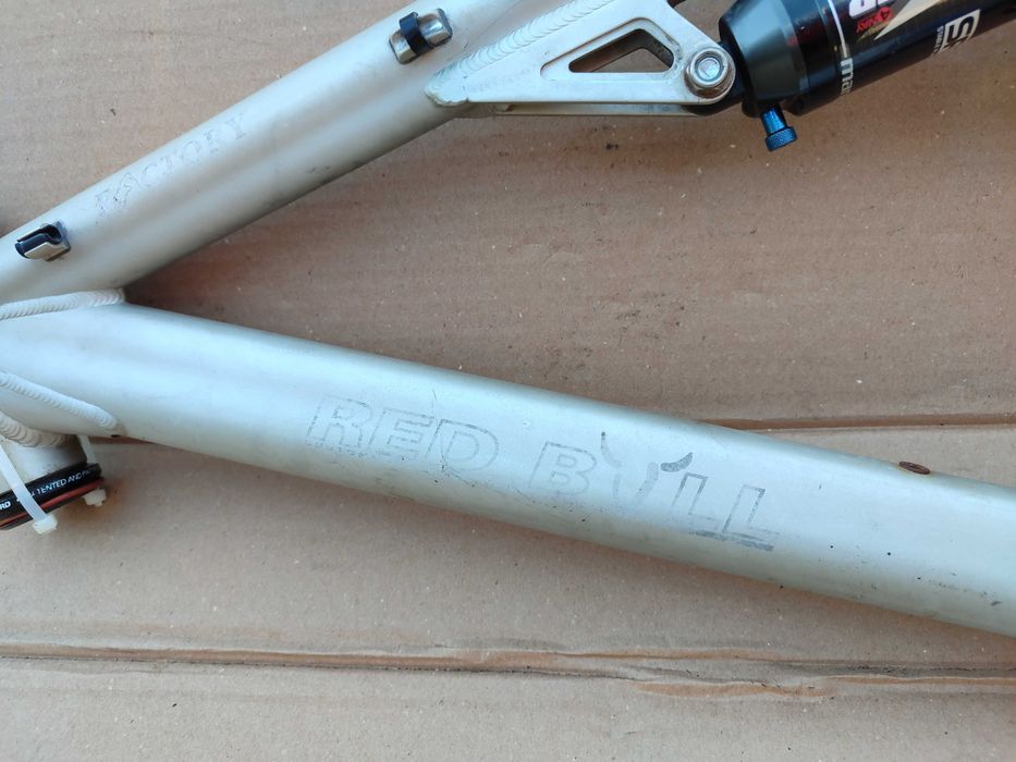 Rama MTB Full Red Bull Factory Roz.43cm Manitou Swinger