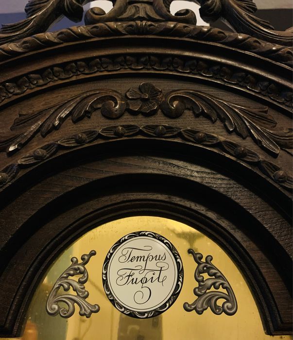 Relogio de caixa alta “Tempus Fugite” -Antigo