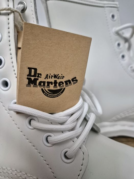 Białe glany Dr Martens