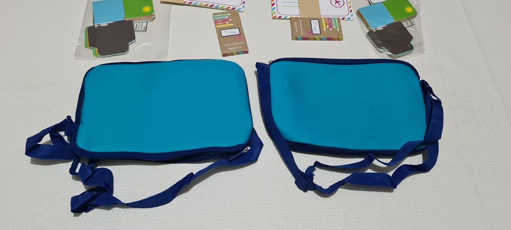 Dois conjuntos de criança. Bolsas de avião.  Novo