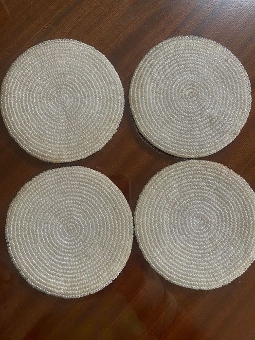 4 bases com missangas brancas