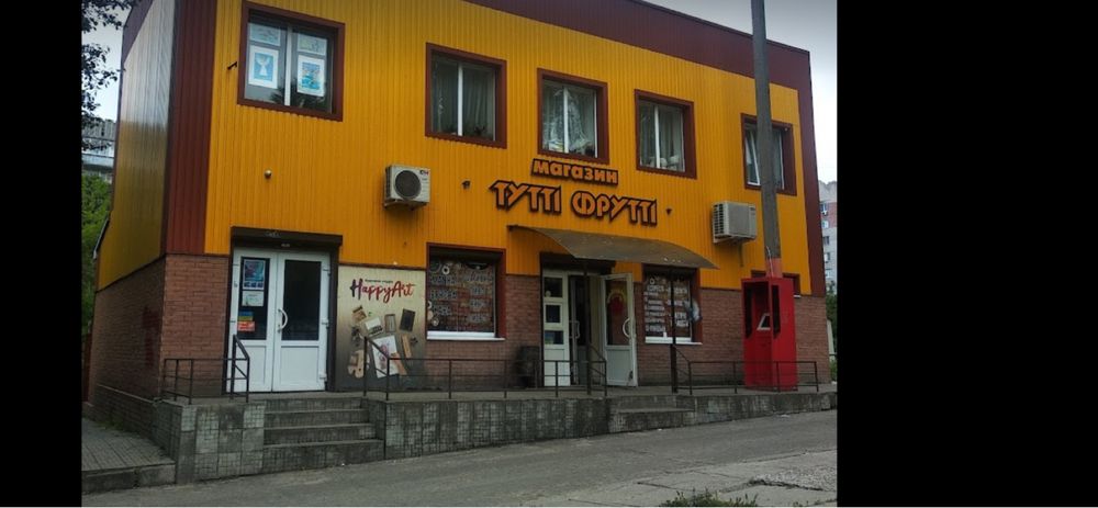 Окремо розташована будівля універсального магазину на 2 поверхи