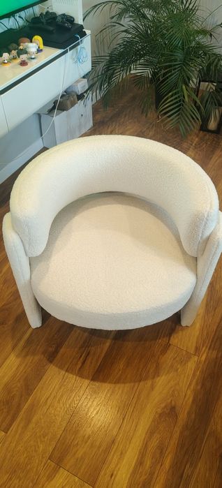 Nowy fotel boucle biały – nowoczesny, designerski, kremowy