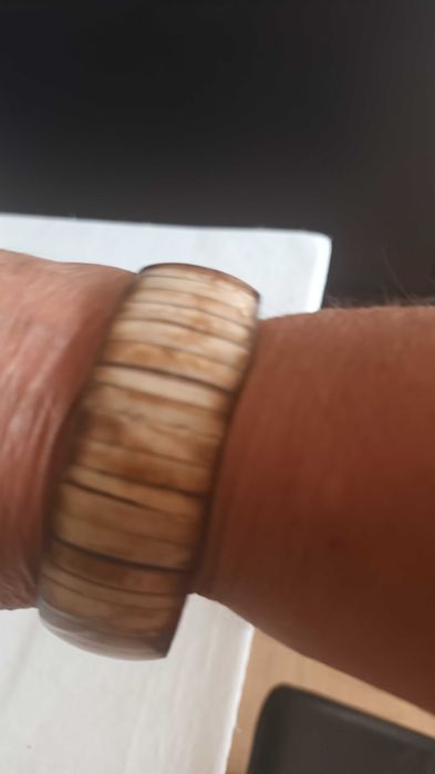 Pulseira em tons naturais