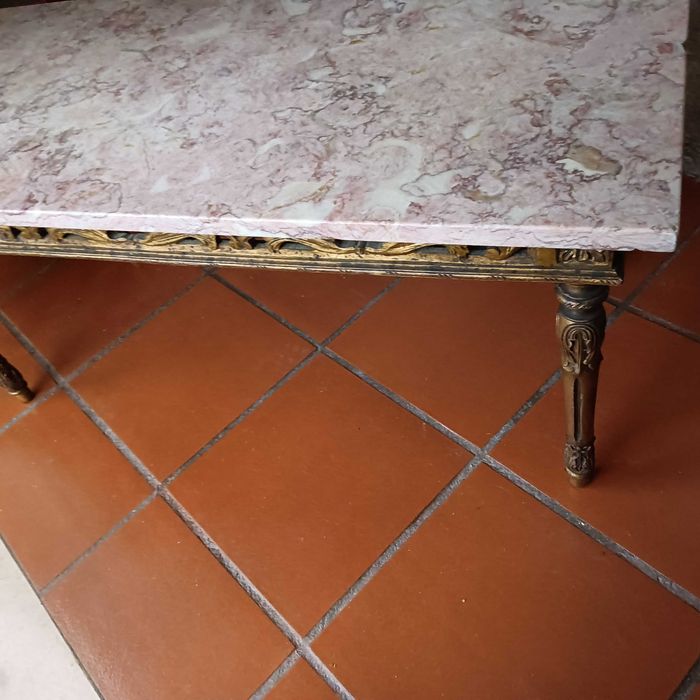 Mesa de centro lacada dourada e rosa