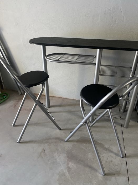 Mesa alta com dois bancos