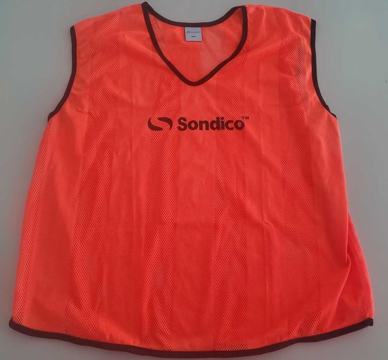 Caneleiras ADIDAS e Coletes Desportivos KIPSTA