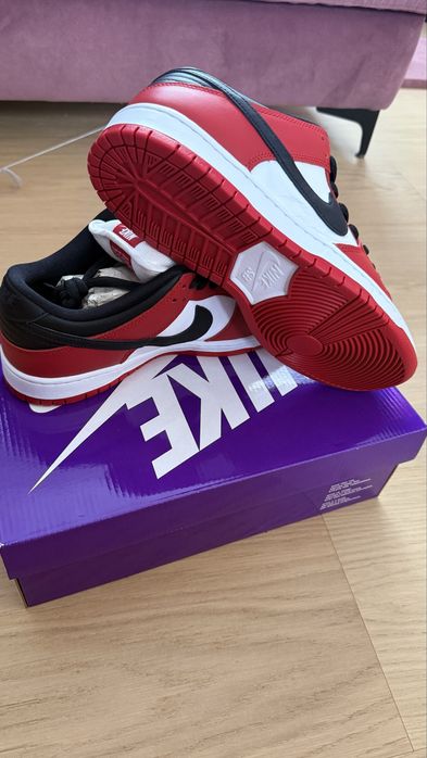 Nike SB dunk low pro red chicago retro