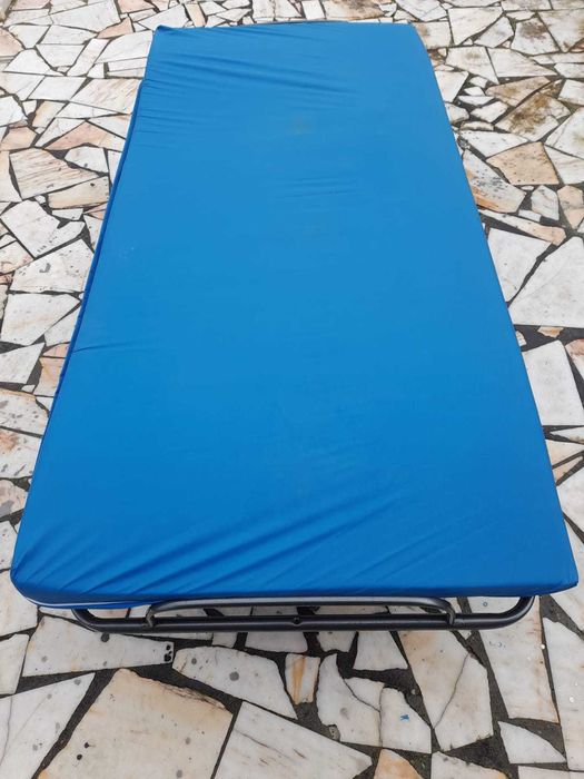 Camas solteiro de ferro e madeira com estrado e colçhão