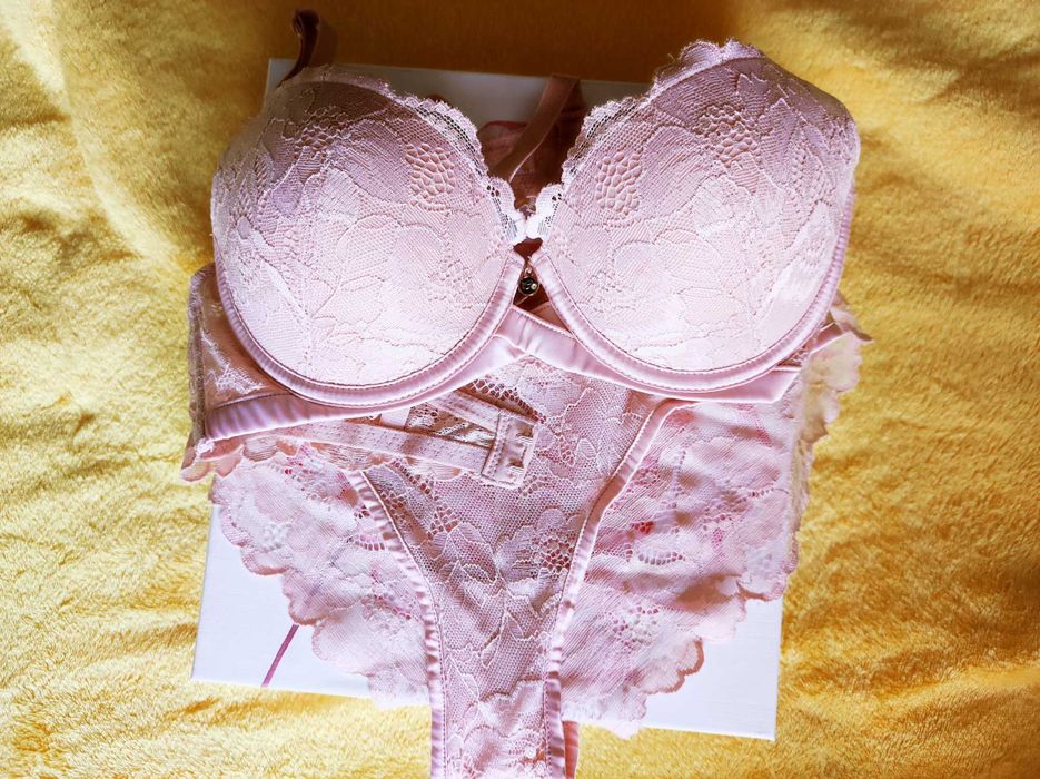 Ніжно рожевий мереживний комплект білизни