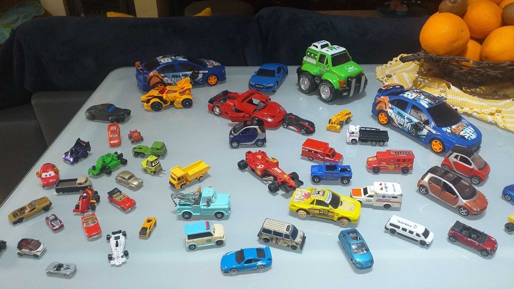 Lote de 50carrinhos uns em ferro outros em plástico