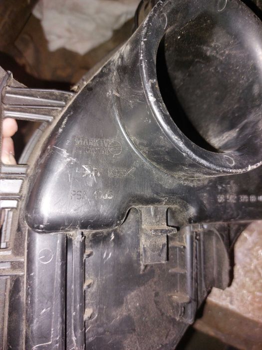 Резонатор повітряного фільта пежо