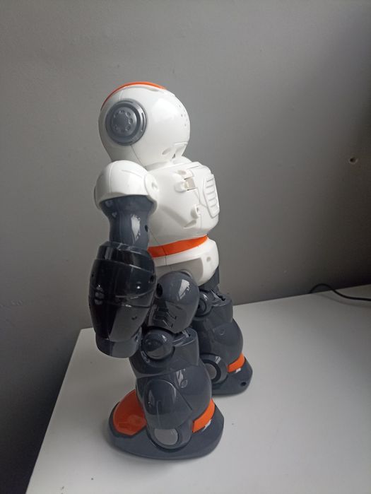 Robot zabawka interaktywna