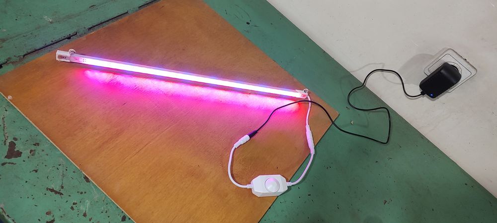 Фітосвітильник з регулюванням яскравості