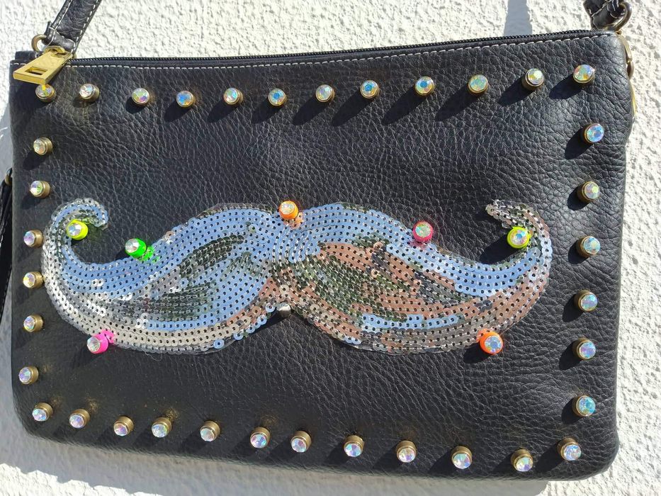 Mala com bigode de lantejoulas