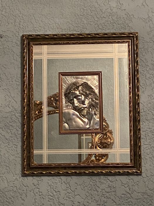 Quadro com Espelho e Cristo em Prata
