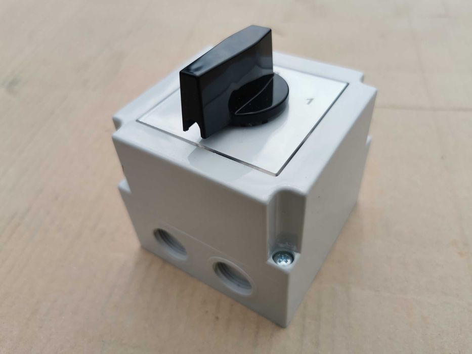 Apator 4G25 10 PK Łącznik krzywkowy 0-1 w obudowie , 3-biegunowy , 25A