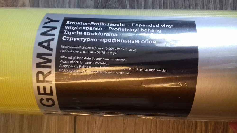 Nowa rolka tapety zielonej