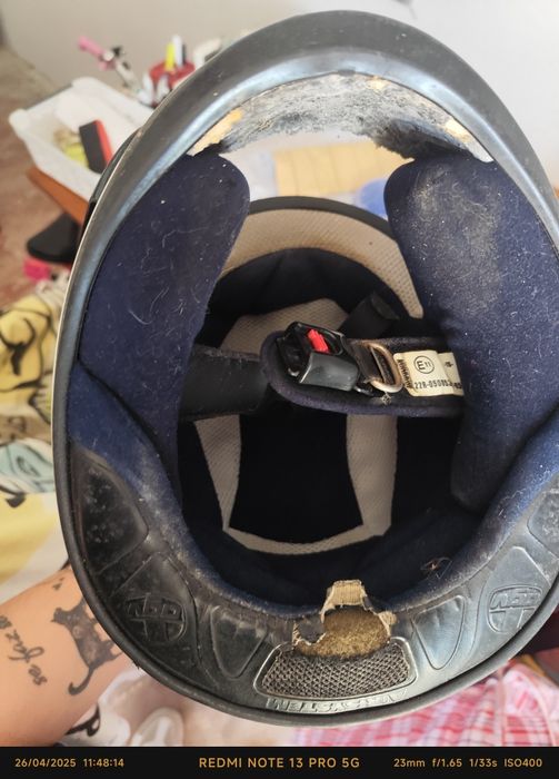 Dois capacetes vendidos juntos.