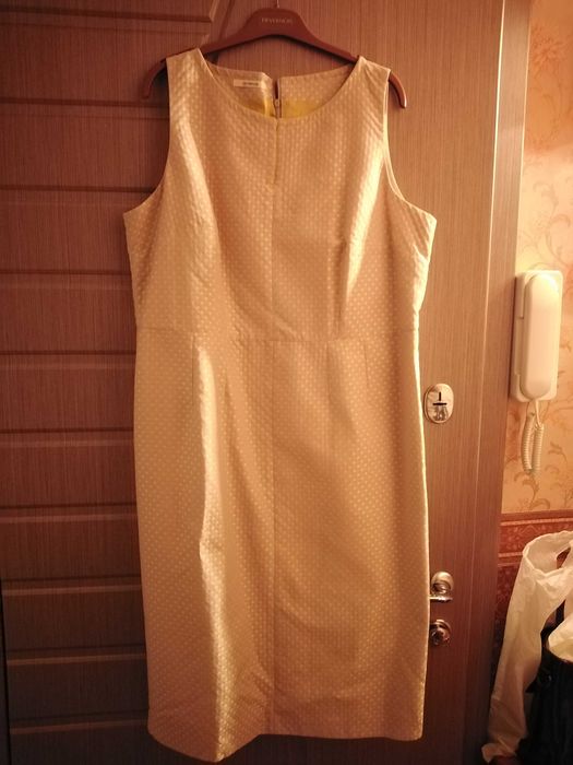 Продам элегантное красное и бежевое платье с длинными рукавами