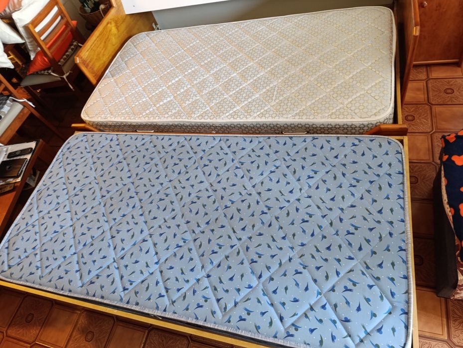 Estúdio com dois colchões e estante em pinho mel