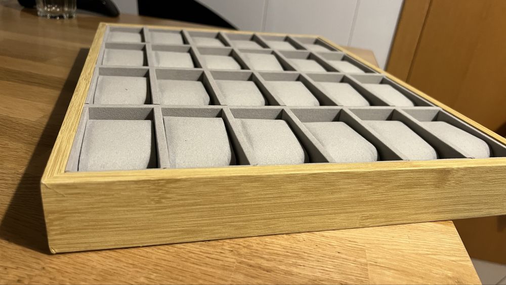 Caixa de exposicão/arrumação de 24 relógios