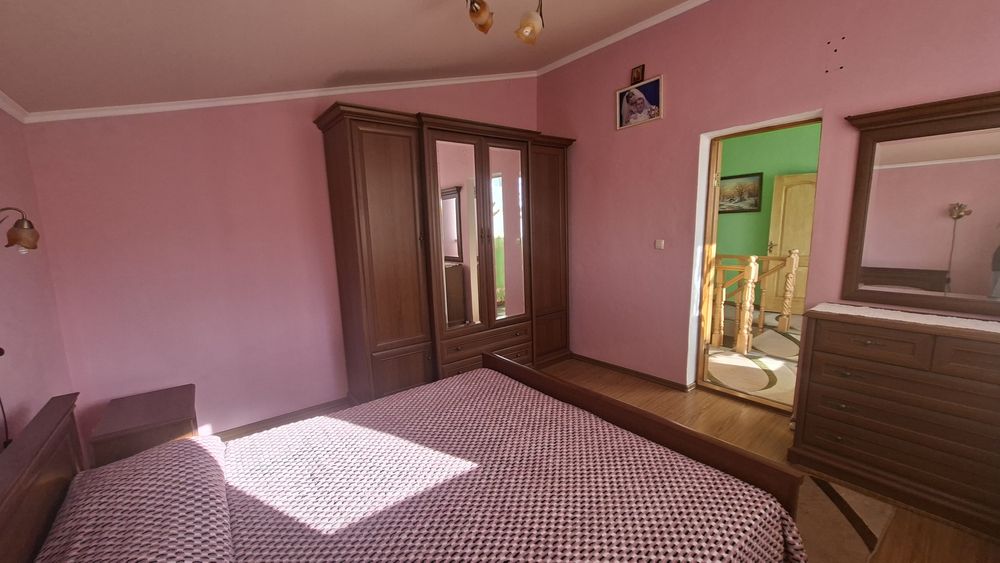 Продаж просторого будинку у передмісті  Івано-Франківська . Площа 235 м2. Земельна ділянка 25 соток. 2 Гаражі . Басейн. Комунікації. 15 км до міста